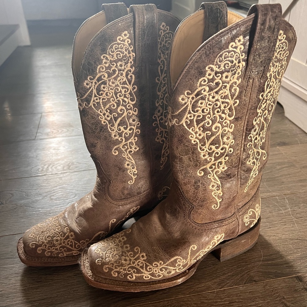 WOMEN'S BONE COLOR FLORAL EMBROIDERY SQUARE TOE COWBOY BOOT